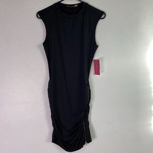 Sleeveless black dress with zipper slit